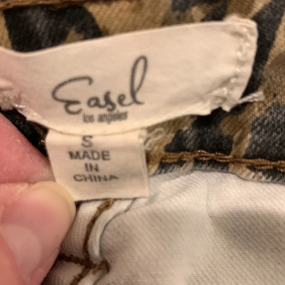 Easel Womens distressed animal print Jeans in size small. Raw hem. Cute!‌‌‌‍‍‍‍‍